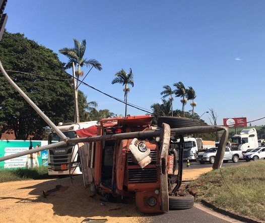 Caminhão tomba na BR-376 na saída para Paranavaí 