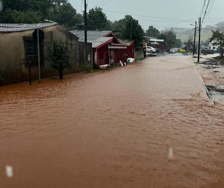 Inmet emite alerta vermelho de tempestade para parte do Paraná; veja a lista de cidades