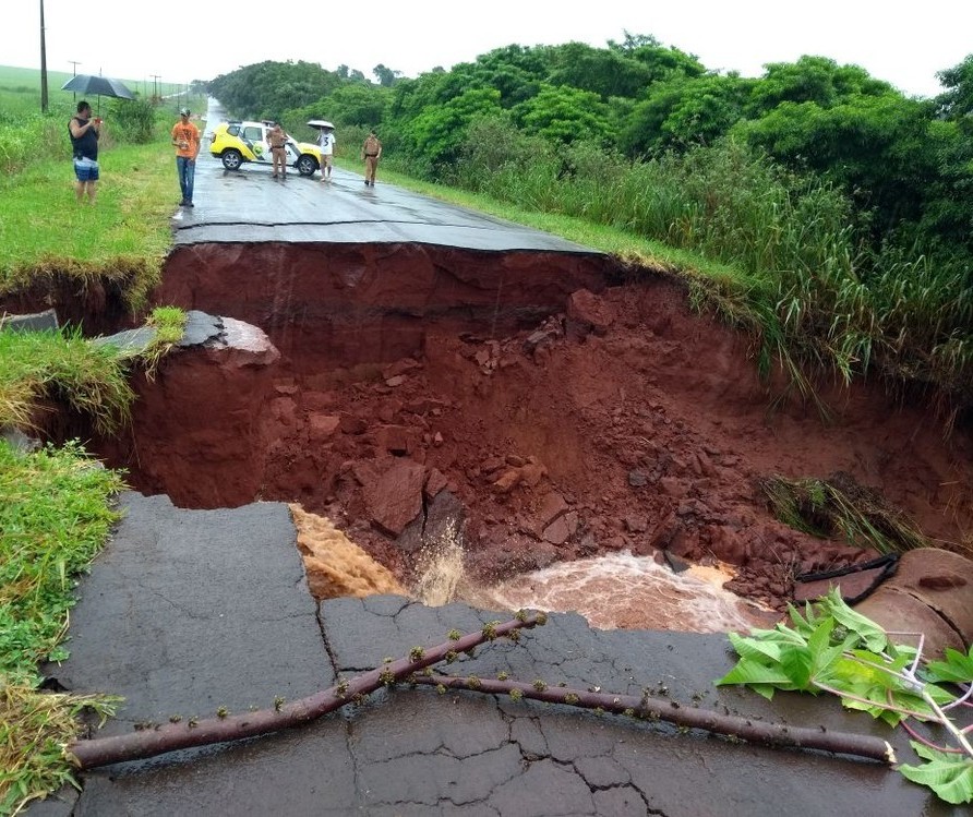 PR-482 é interditada entre Tapira e Nova Olímpia após asfalto ceder