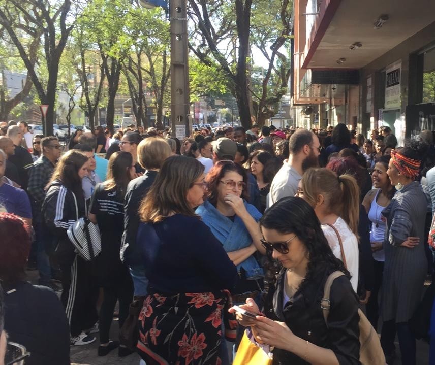 Professores em greve se concentram em frente ao Núcleo