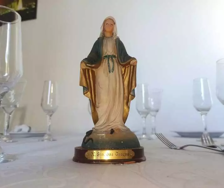 Ladrões quebram mãos de imagem de santa durante assalto em Maringá