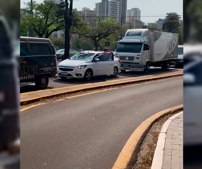 Carreata promovida por empresários do setor de eventos cobra resposta do prefeito