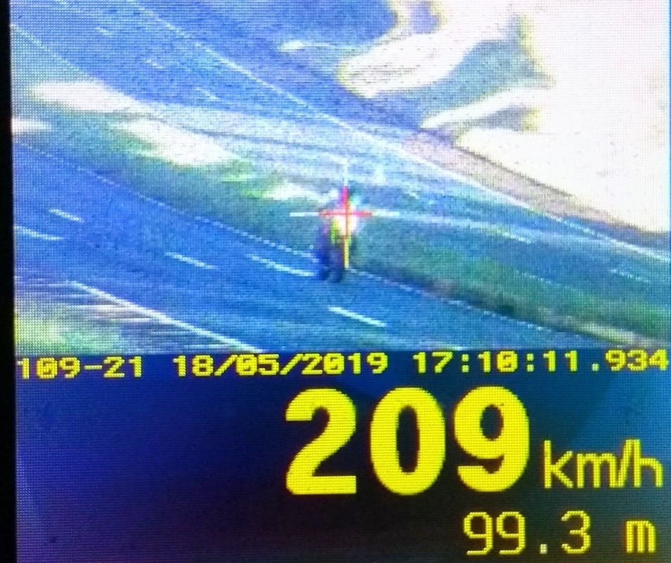 Motociclista flagrado na PR-317 a 209 km/h terá a CNH suspensa