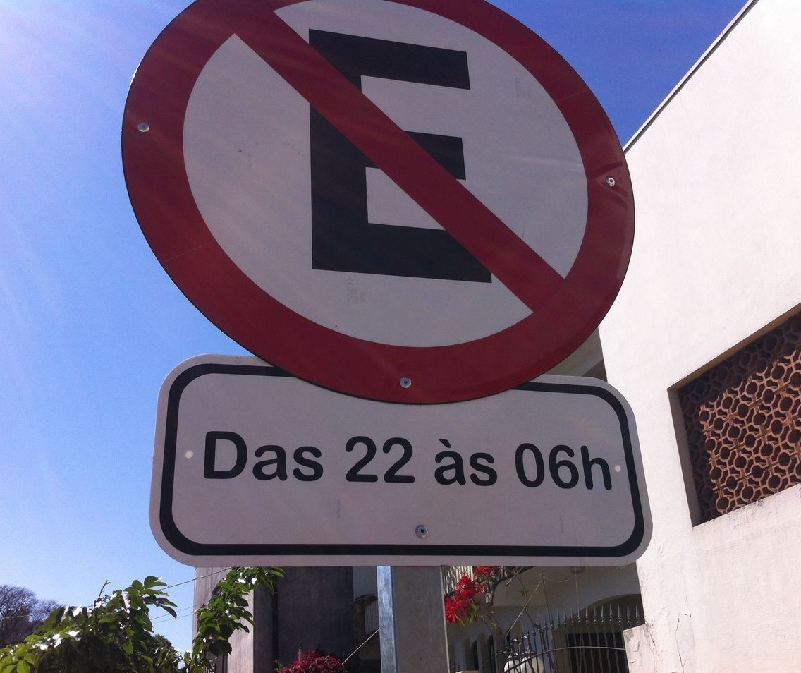 Para coibir bagunça e até tráfico de drogas, Semob espalha placas de proibido estacionar à noite e madrugada, em Maringá