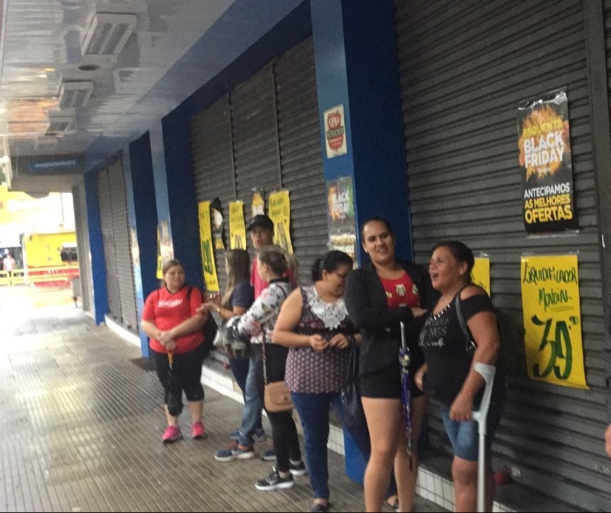 Consumidores acordam cedo, pegam chuva e enfrentam fila