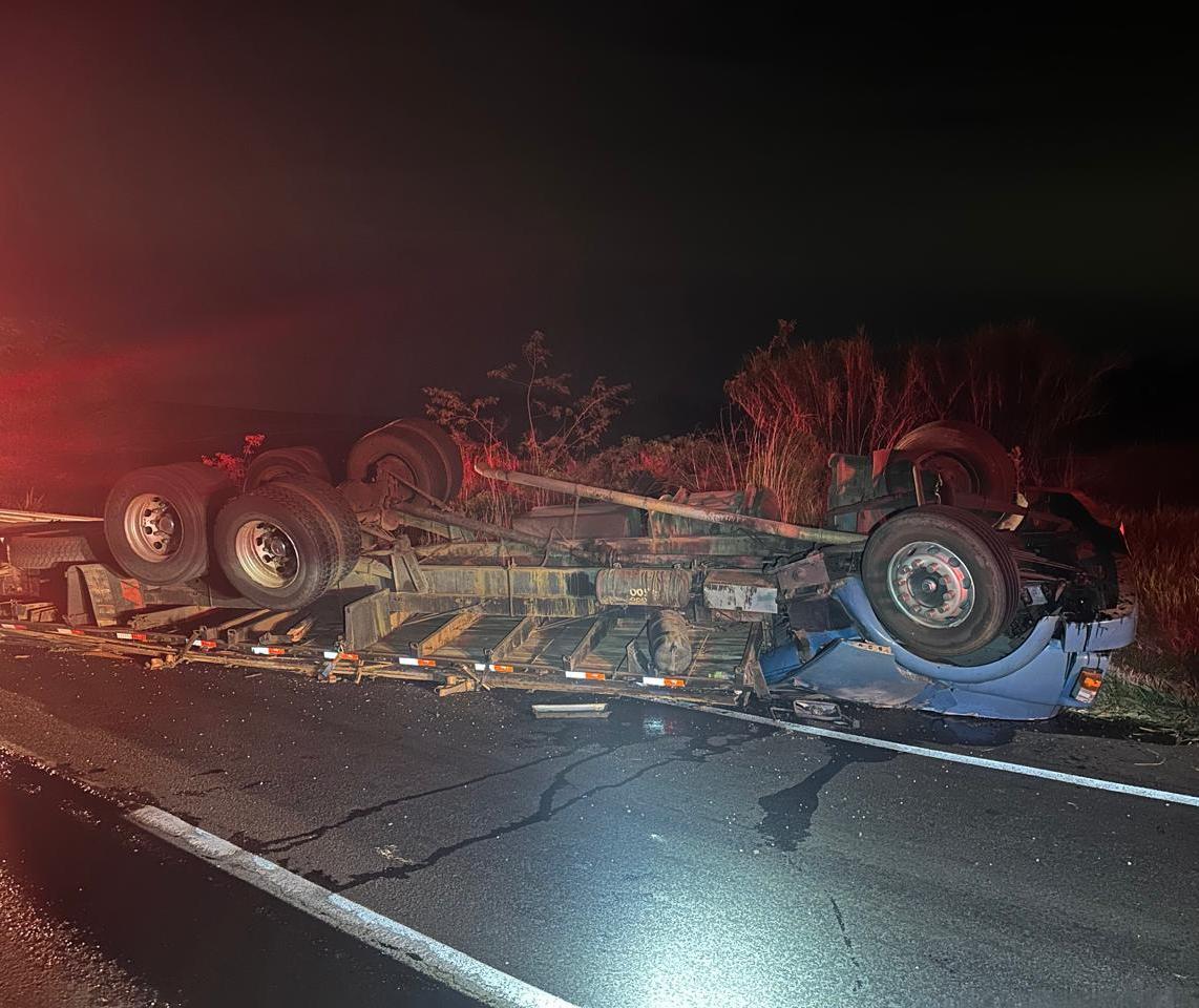 Cinco pessoas morrem em acidente entre caminhão e carro na PR-444