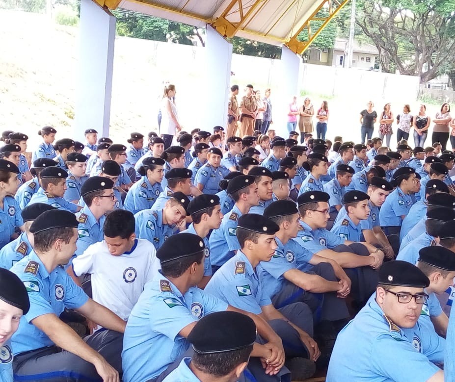 Alunos do Colégio Militar participam de treinamento