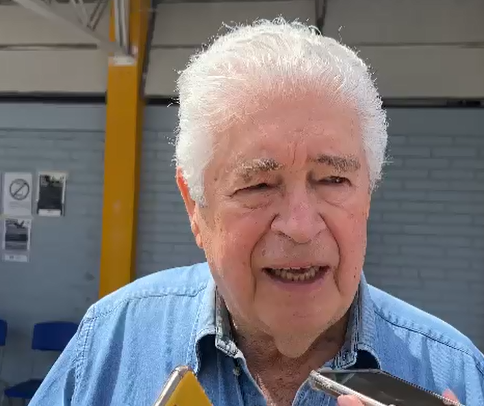  Roberto Requião (PT) vota em Curitiba, no bairro Batel