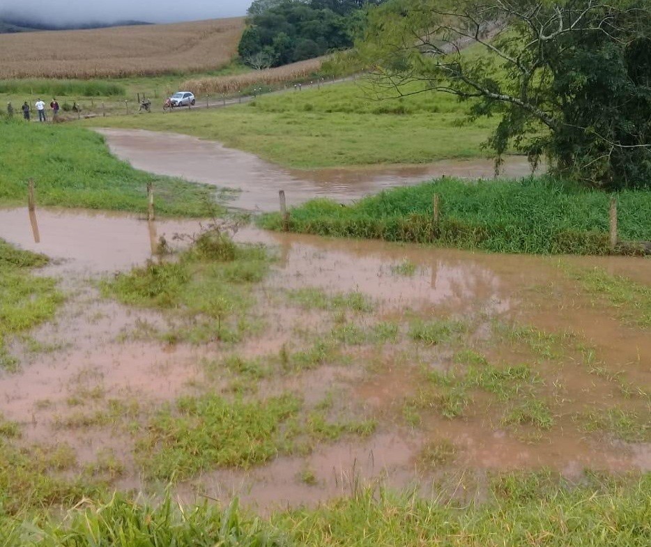 Carro cai em rio e três crianças desaparecem