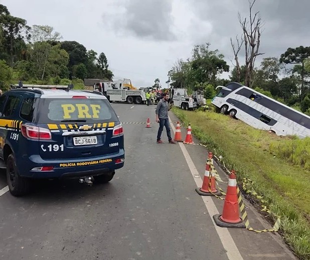 Motorista de ônibus que tombou na BR-277 admitiu ter dormido ao volante