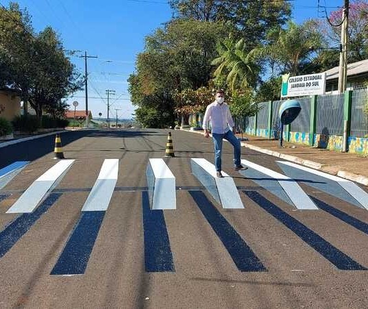 Faixa de pedestres em 3D chama a atenção em rua de cidade da região