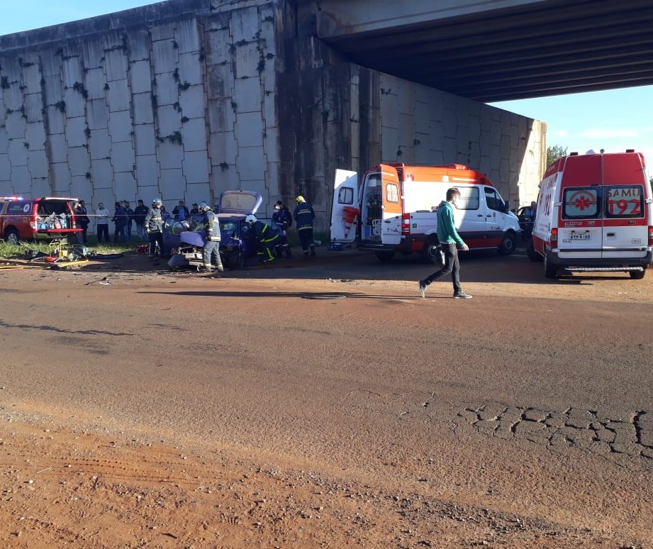 Três pessoas ficam feridas em acidente numa marginal do Contorno Norte