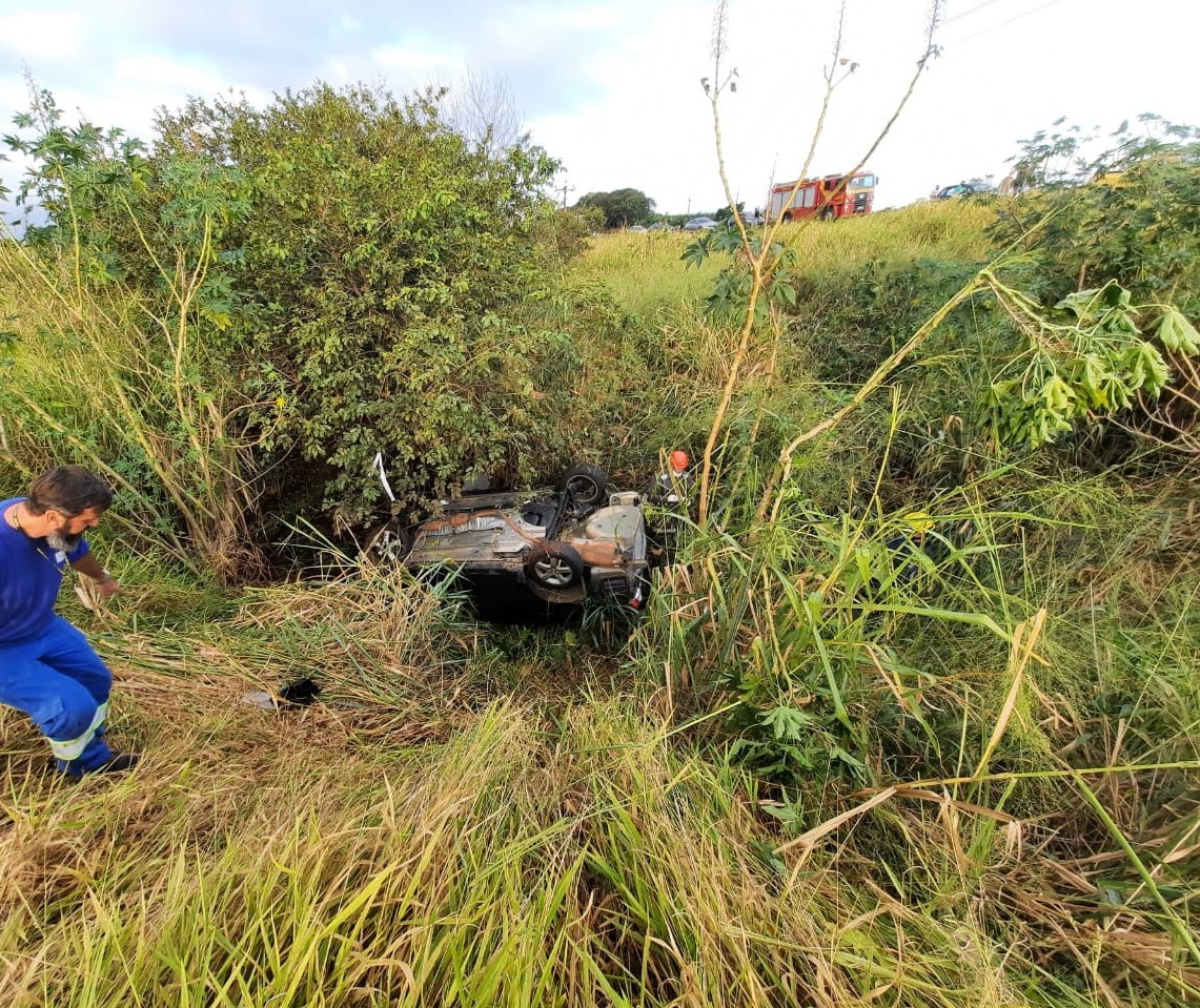 Duas pessoas ficam feridas após carro capotar na BR-376, entre Sarandi e Marialva