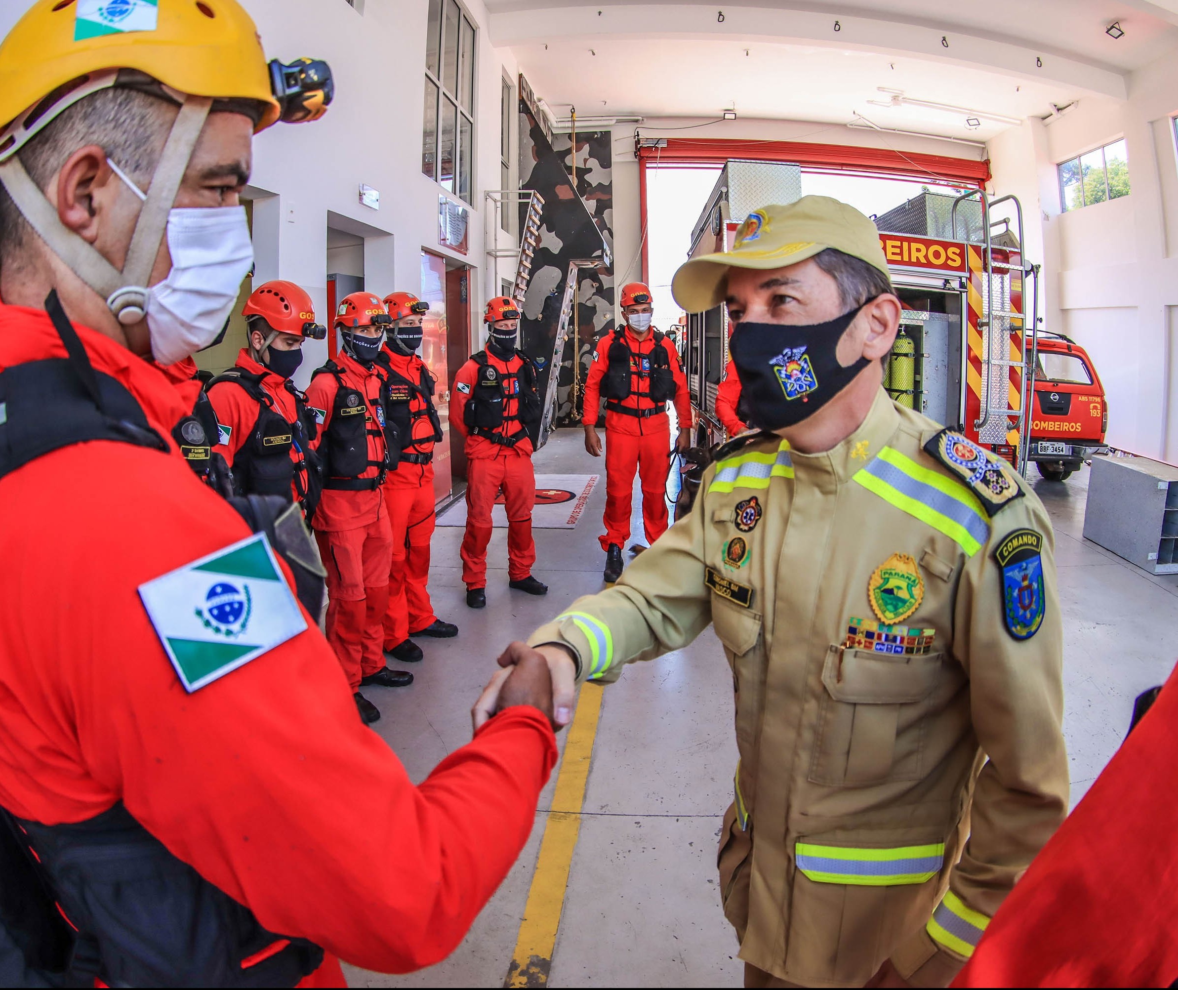 Bombeiros do Paraná ajudam nas buscas por desaparecidos em Petrópolis