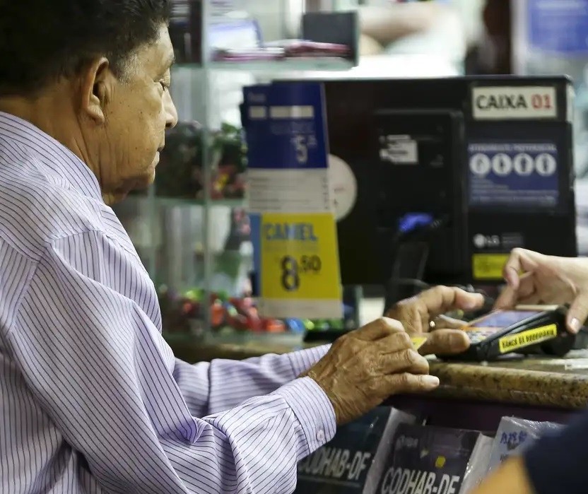 Projeto obriga a assinatura física de idosos em contratos de empréstimos