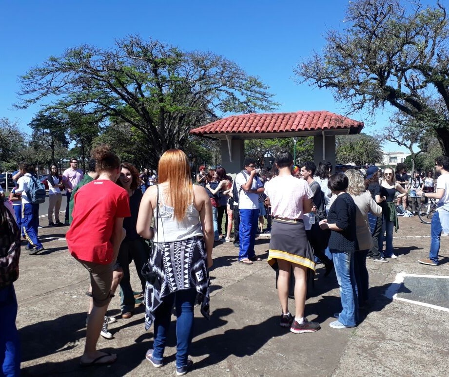 Ato contra a homofobia é realizado em frente ao Instituto Estadual de Educação