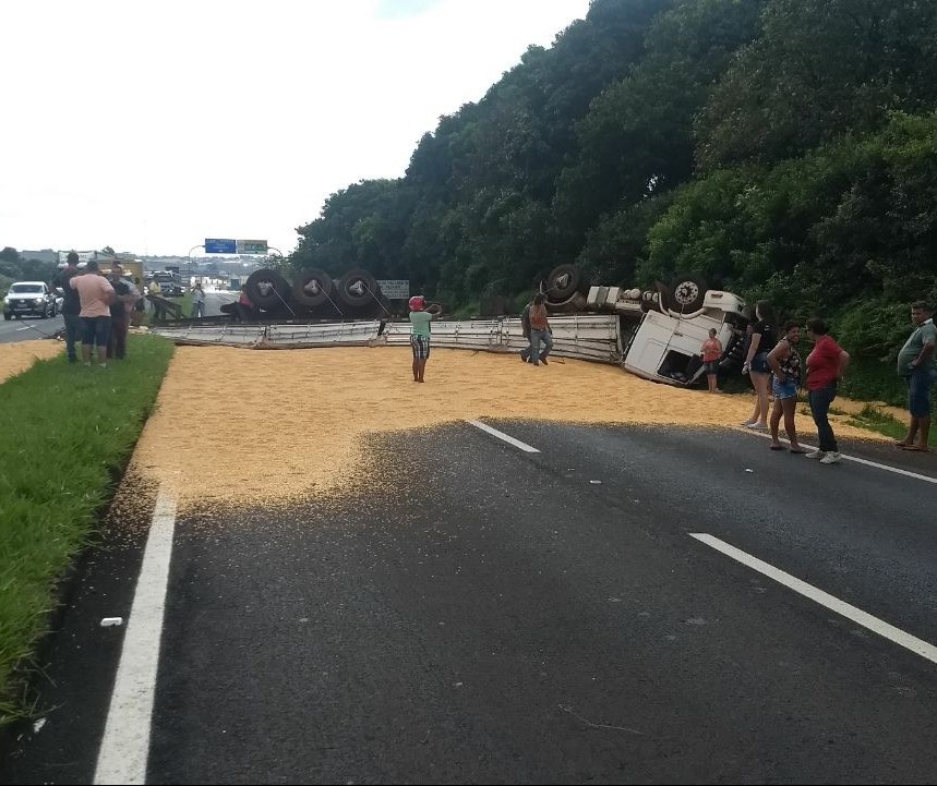 Todas as faixas da BR-376 sentido Mandaguari a Marialva ficaram interditadas