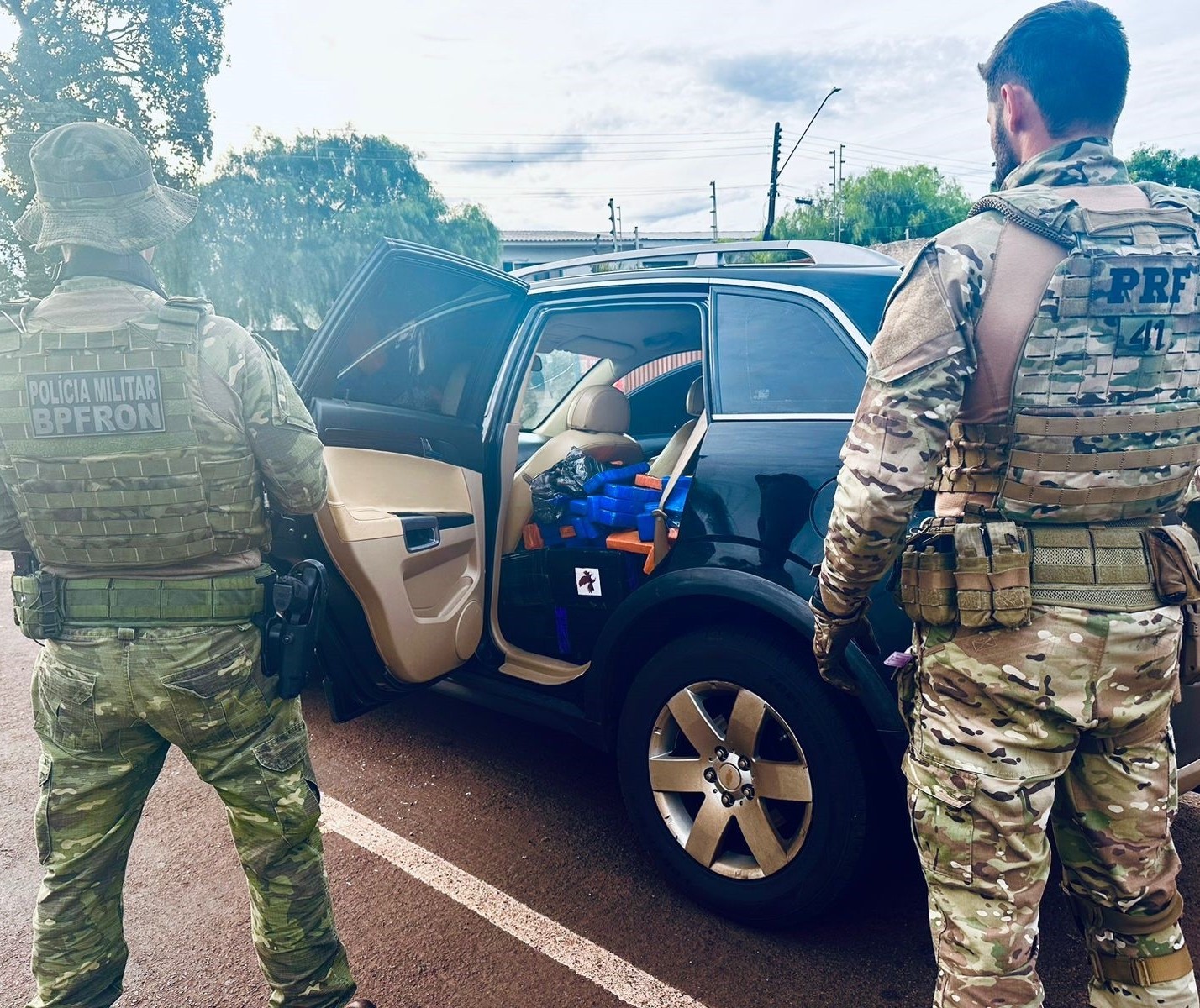 PRF e PM apreendem veículo abarrotado de maconha 