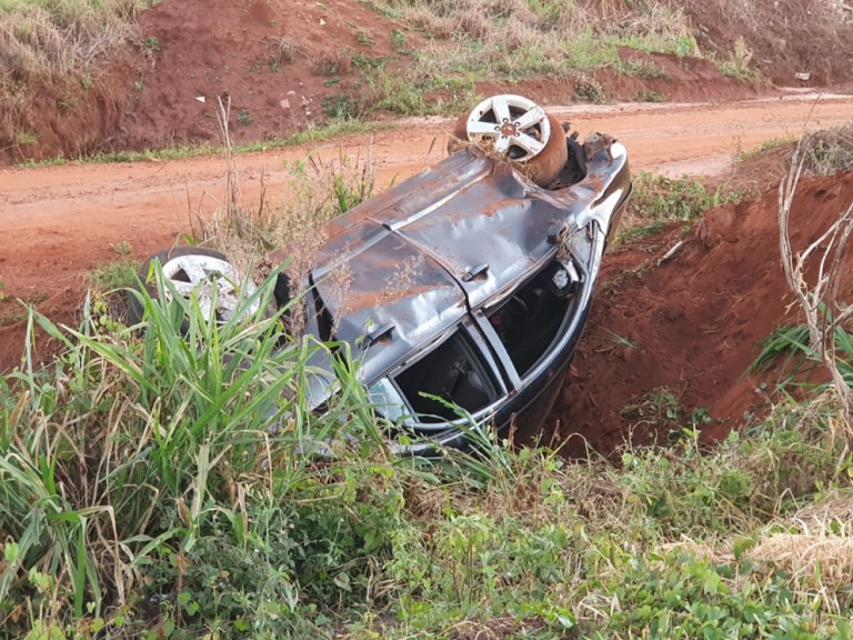 Condutora perde controle da direção e capota carro na PR-323