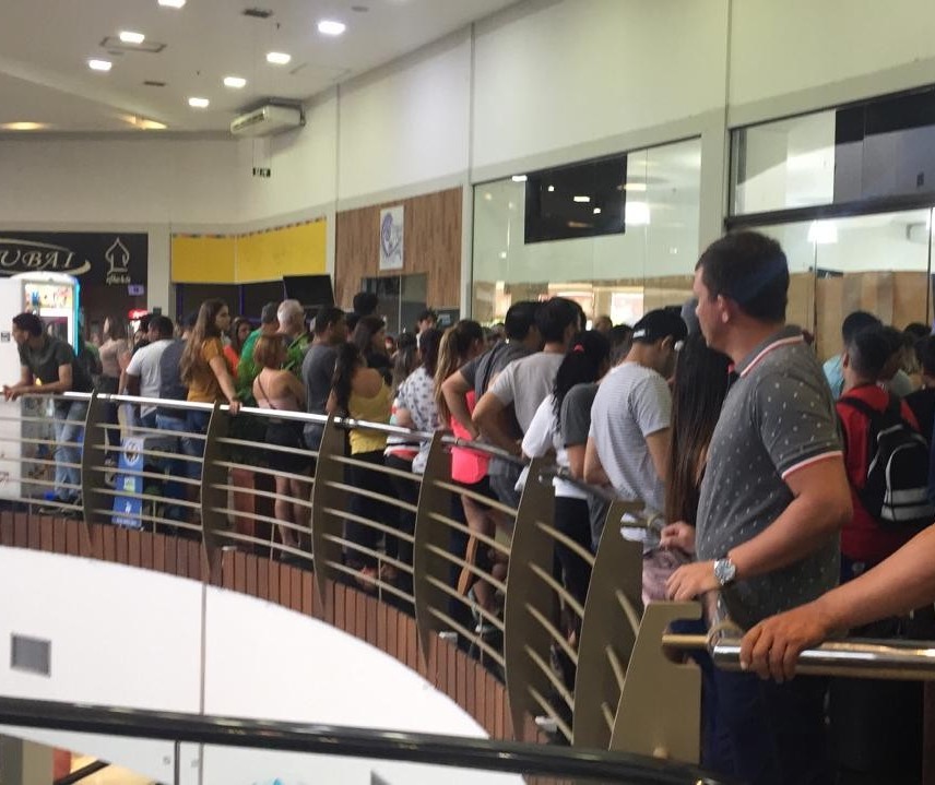 Milhares de pessoas enfrentam fila para aproveitar ofertas de um bazar beneficente