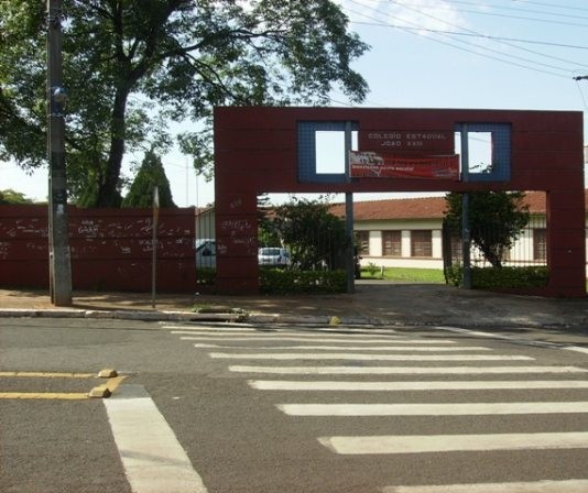 Fila para estudar no Colégio da PM de Maringá já tem 300 alunos