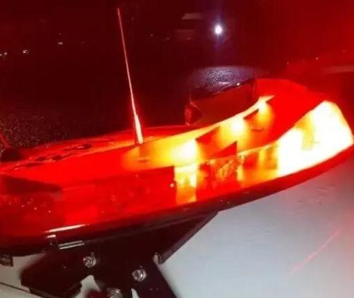 Suspeitos são detidos enquanto adulteravam veículo com alerta de furto