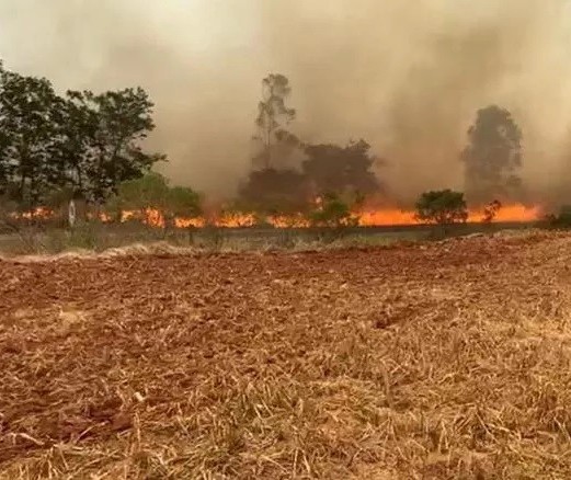 Incêndio atinge caminhão pipa e trabalhador morre carbonizado na região