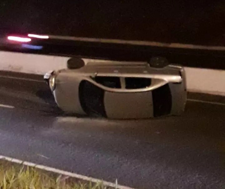 Carro tomba no Contorno Norte, em Maringá, e duas pessoas ficam feridas