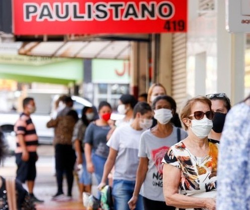 População se divide sobre a liberação do uso de máscaras em locais fechados