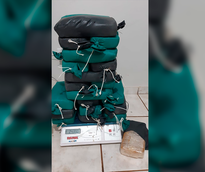 PRF apreende 25 kg de crack no teto de um Corsa