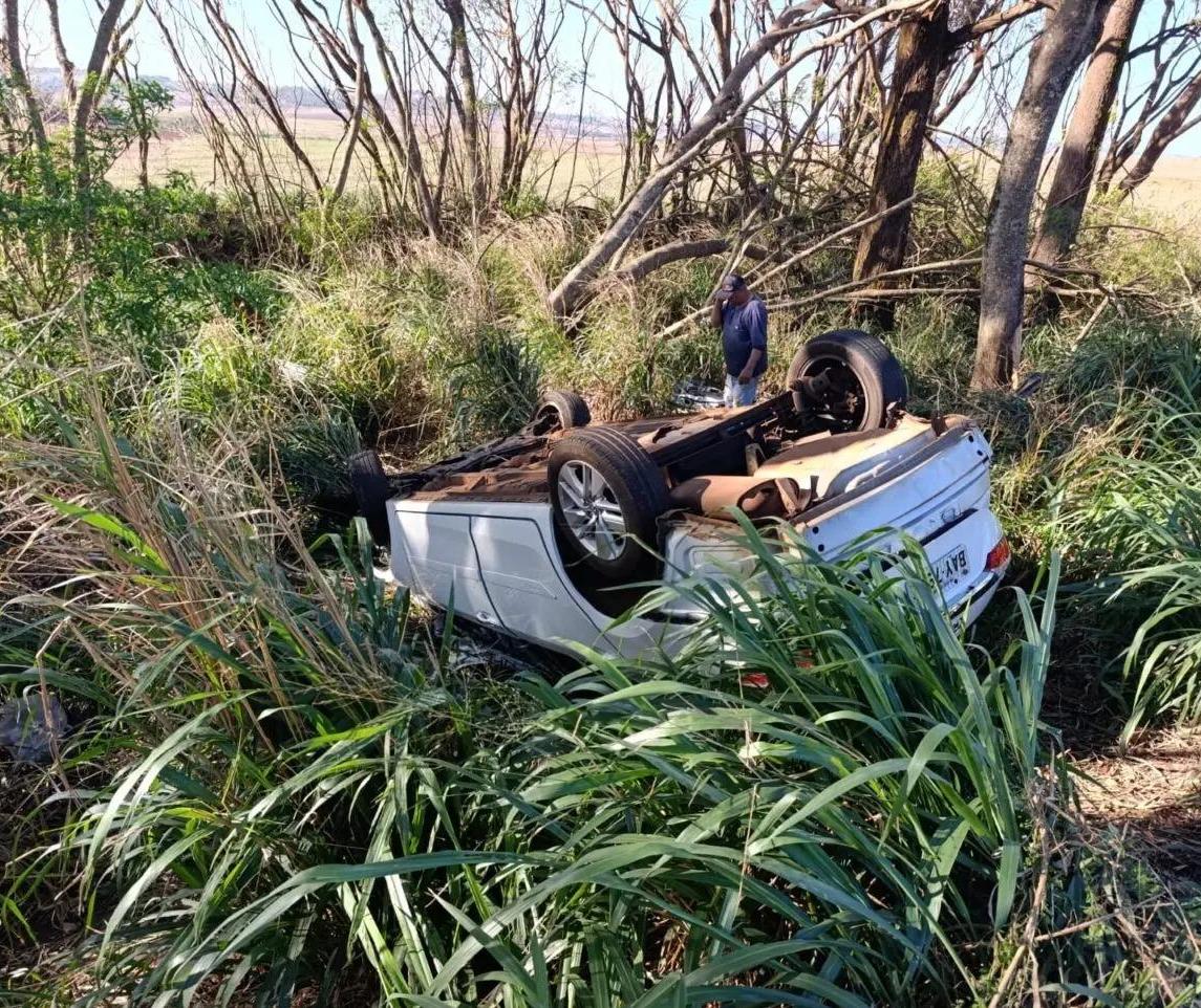 Idosa de 72 anos fica presa às ferragens após capotar carro na PR-551, em Ivatuba