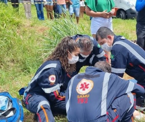 Motociclista morre e mulher fica em estado grave em acidente no Contorno Sul, em Maringá