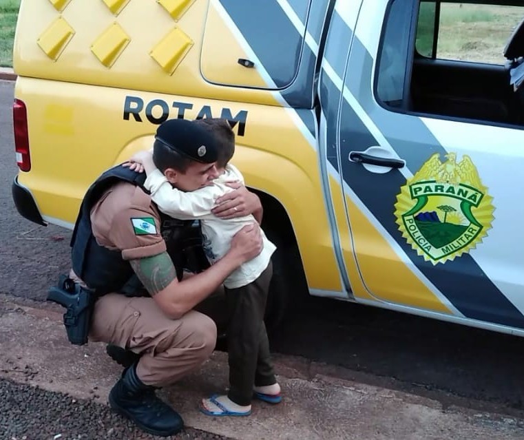 Policiais arrecadam dinheiro, alimentos e roupas para ajudar família 