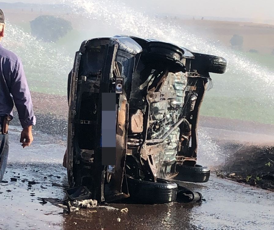 Carro capota, pega fogo e motorista morre