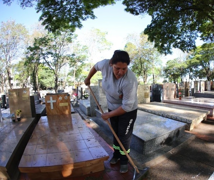 Serviços em túmulos para o dia de Finados podem ser feitos até segunda