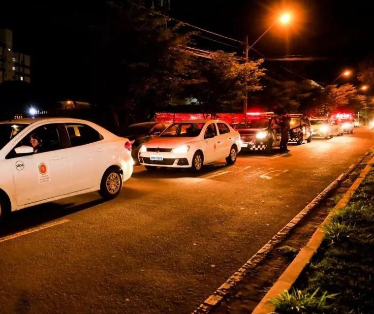 Fiscalização interdita bar, flagra festa em casa e autua 10 pessoas no fim de semana