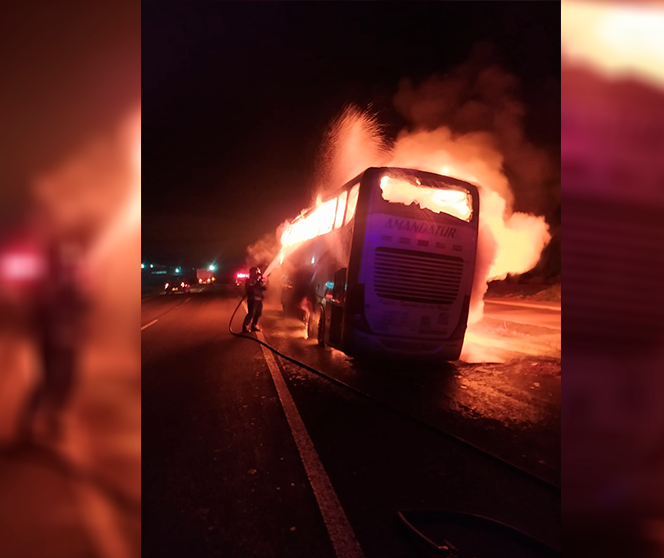 Ônibus pega fogo na PR-323 em Paiçandu