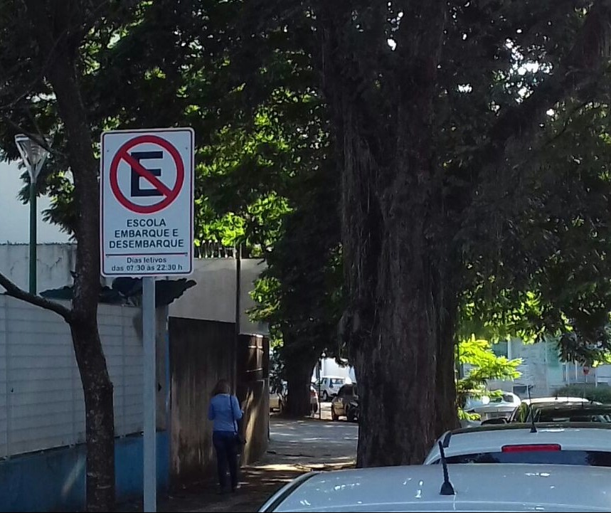 Ouvinte questiona fiscalização ostensiva em porta de colégio