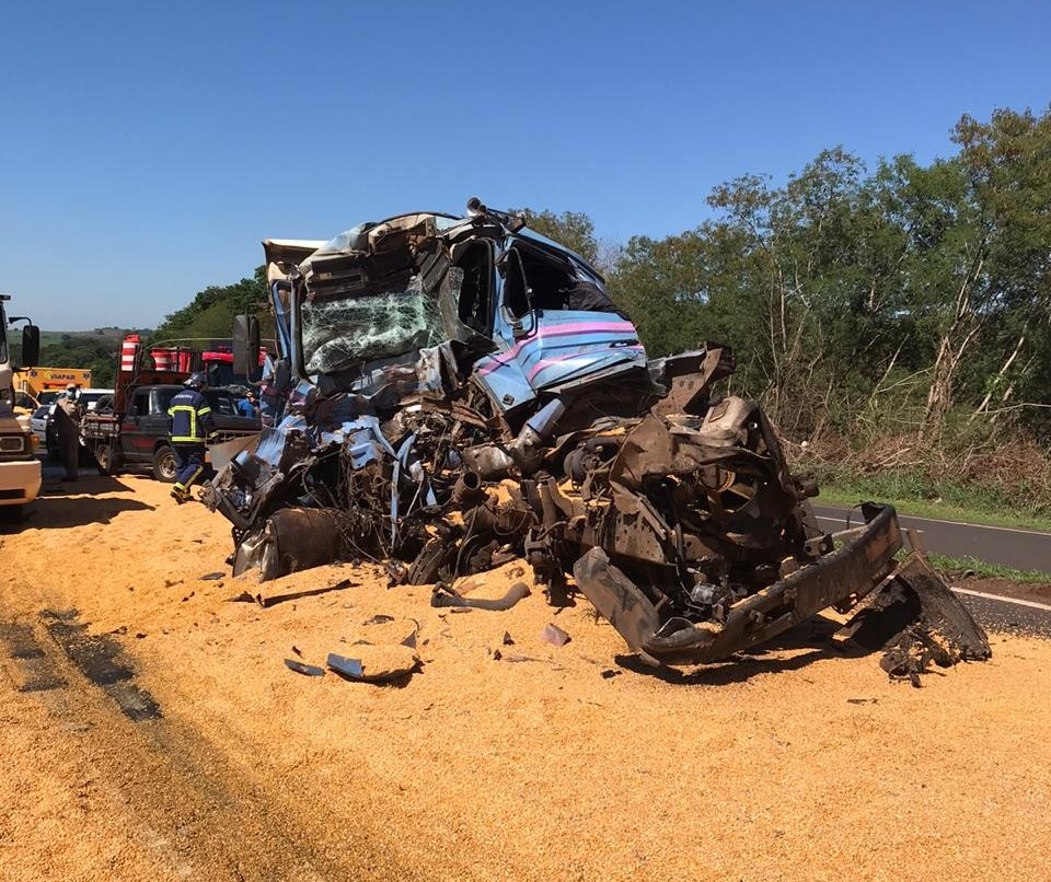 Colisão entre caminhões na PR-317 deixa motorista ferido