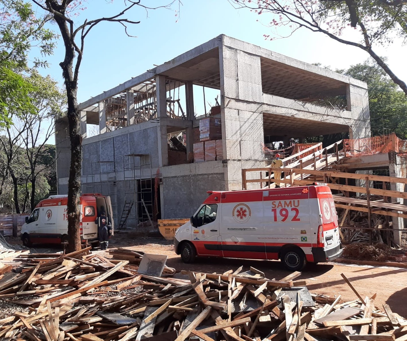 Bombeiros tentam resgatar vítimas de desabamento em obra na UEM