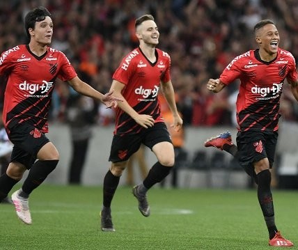 Nos pênaltis, Athletico vence Toledo e leva o Paranaense 2019