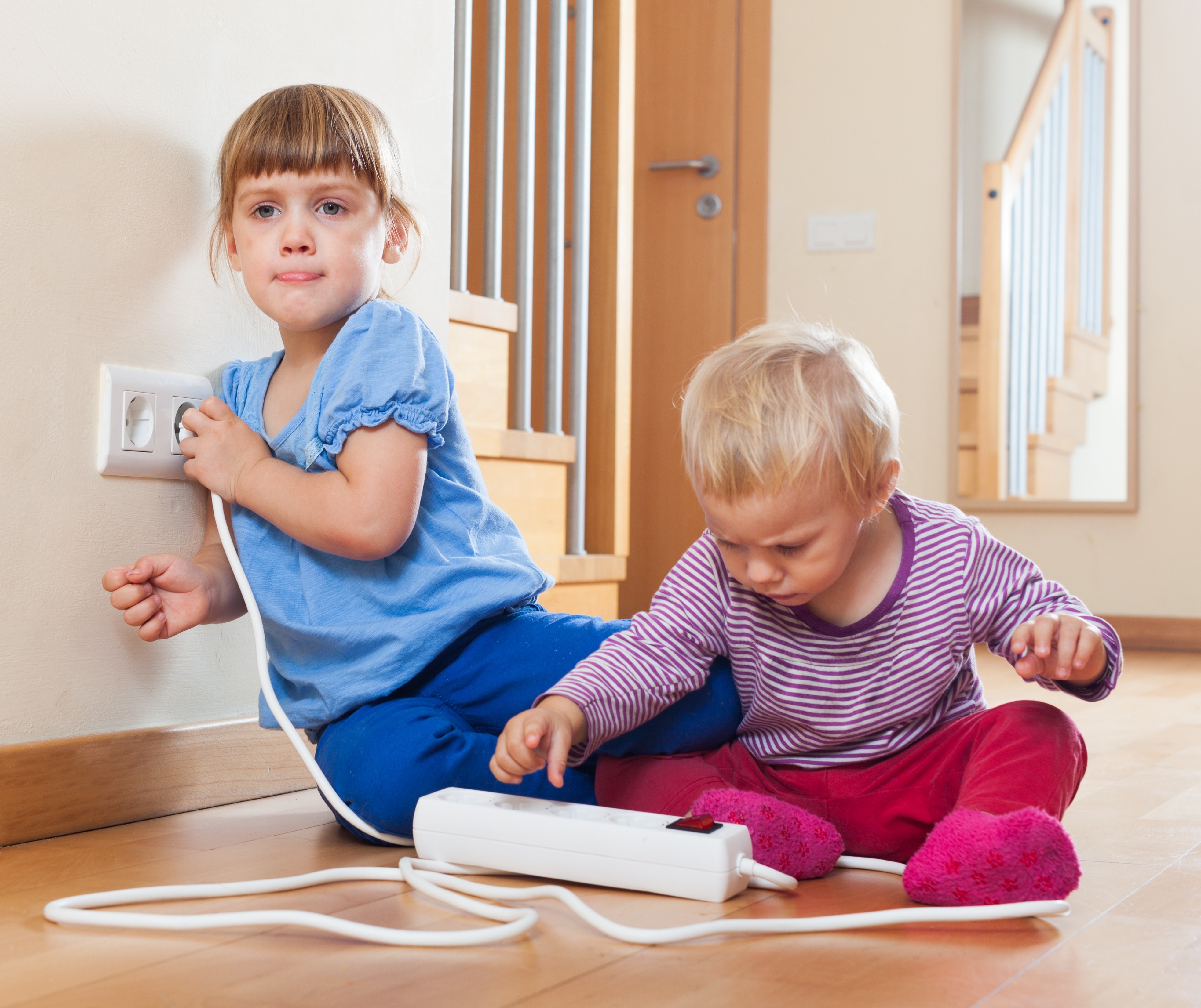 Bebê sofre queimaduras após colocar fio de energia elétrica na boca