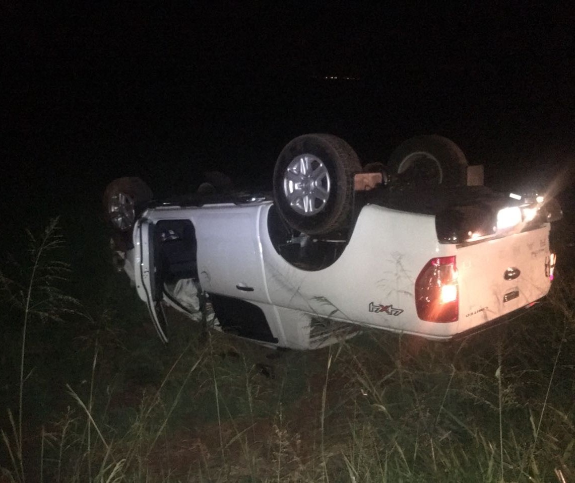 Motorista perde controle da direção e capota veículo