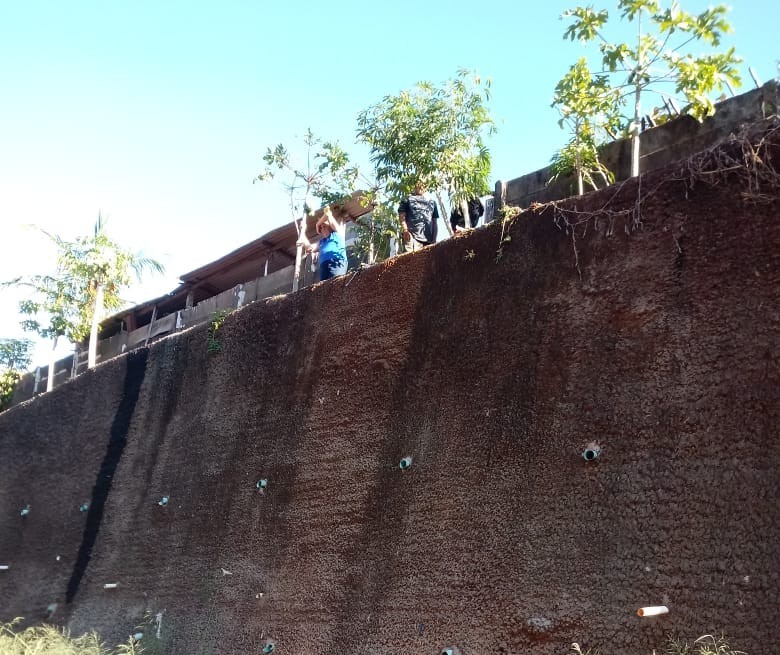 Bombeiros resgatam idoso de 83 anos que caiu de uma altura de seis metros