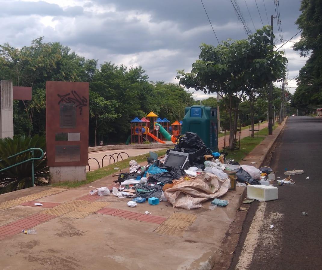 Ouvinte reclama de lixo acumulado no Conjunto Ney Braga