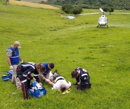 Helicóptero é usado em resgate na zona rural