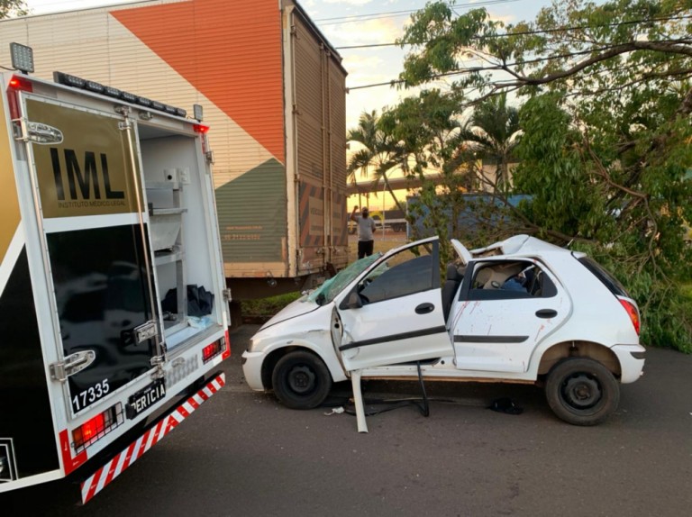 Carro bate em caminhão estacionado e uma pessoa morre