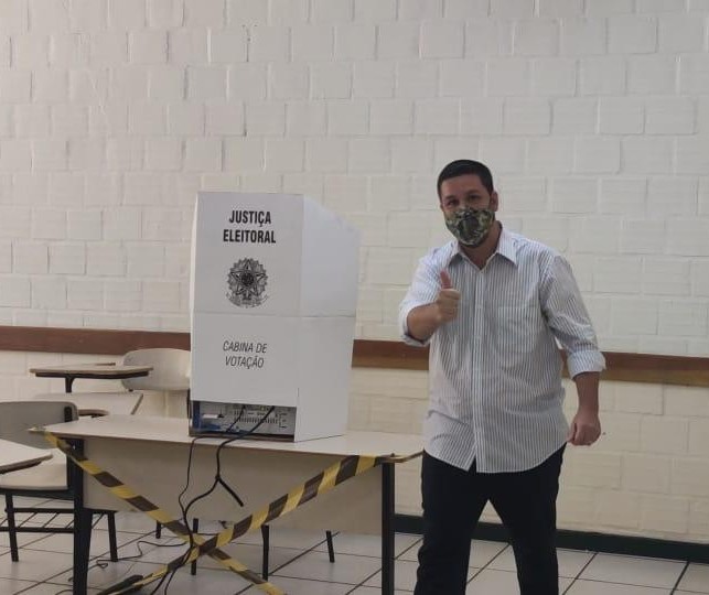 Candidato Annibal Bianchini vota no Colégio Paraná 