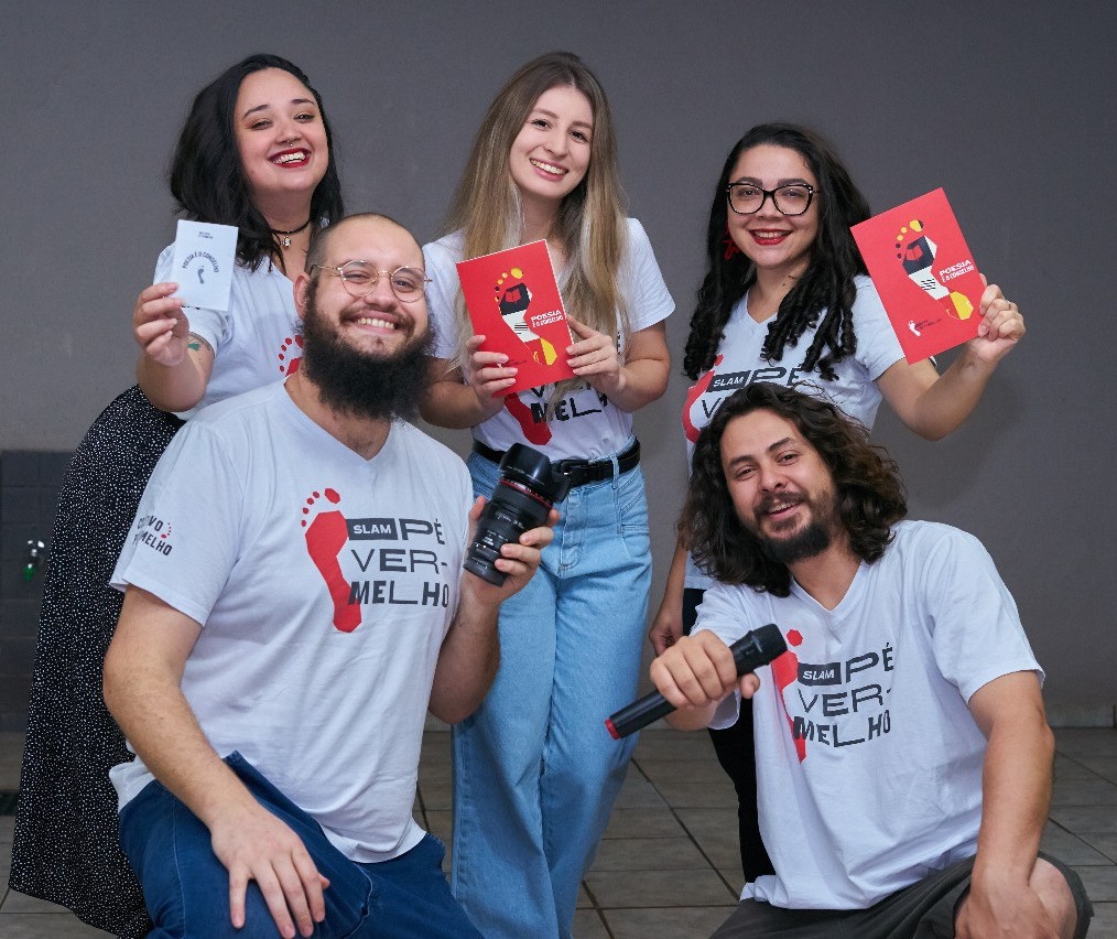 Slam Pé Vermelho lança primeiro livro de poesias