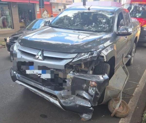 Trabalhador fica ferido após forte colisão entre veículos na Avenida Tuiuti, em Maringá